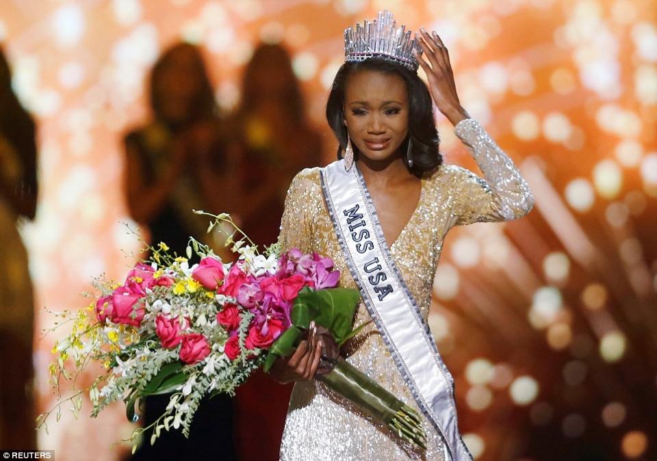 nu quan nhan dau tien dang quang hoa hau my