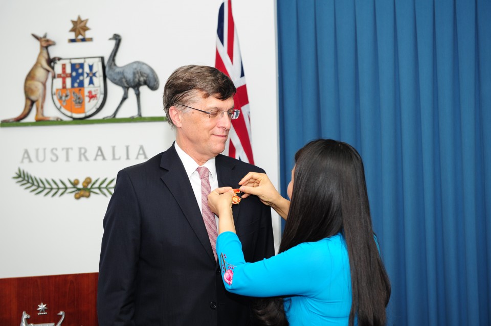 le trao tang ky niem chuong cho dai su australia