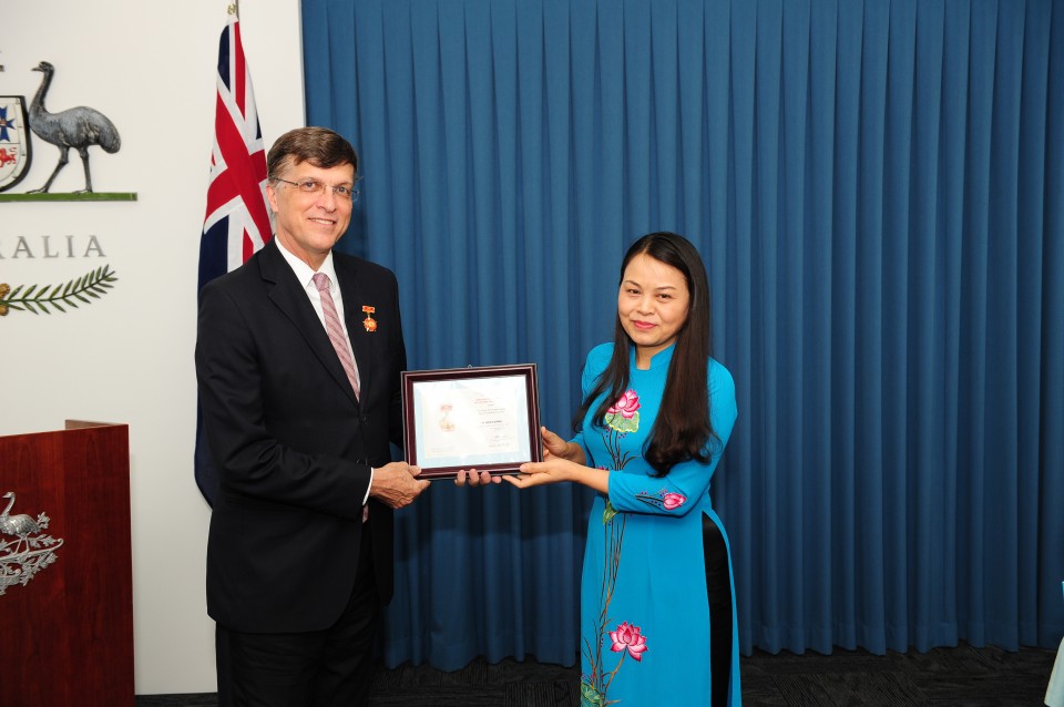 le trao tang ky niem chuong cho dai su australia