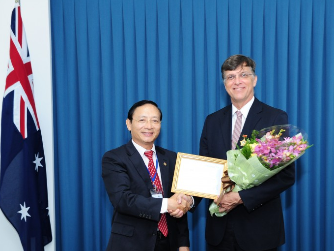 Lễ trao tặng Kỷ niệm chương cho Đại sứ Australia