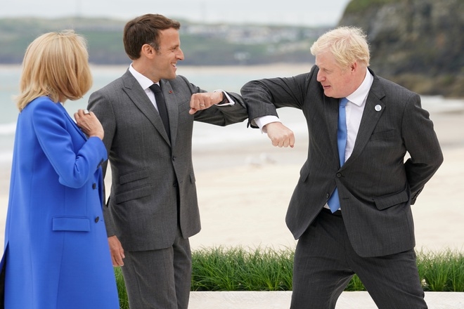 Phong cách chào hỏi quen thuộc giữa đại dịch Covid-19 giữa các lãnh đạo.