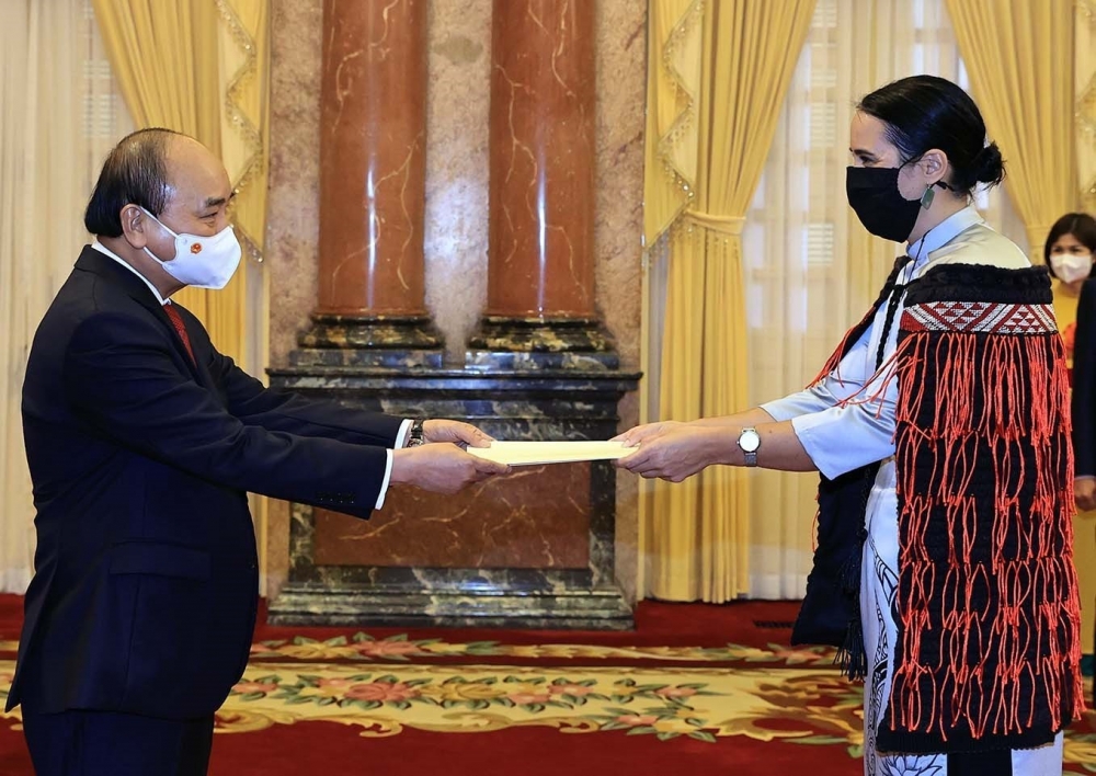 Đại sứ New Zealand Tredene Dobson trình quốc thư lên Chủ tịch nước Nguyễn Xuân Phúc vào ngày 16/6. (Nguồn: TTXVN)