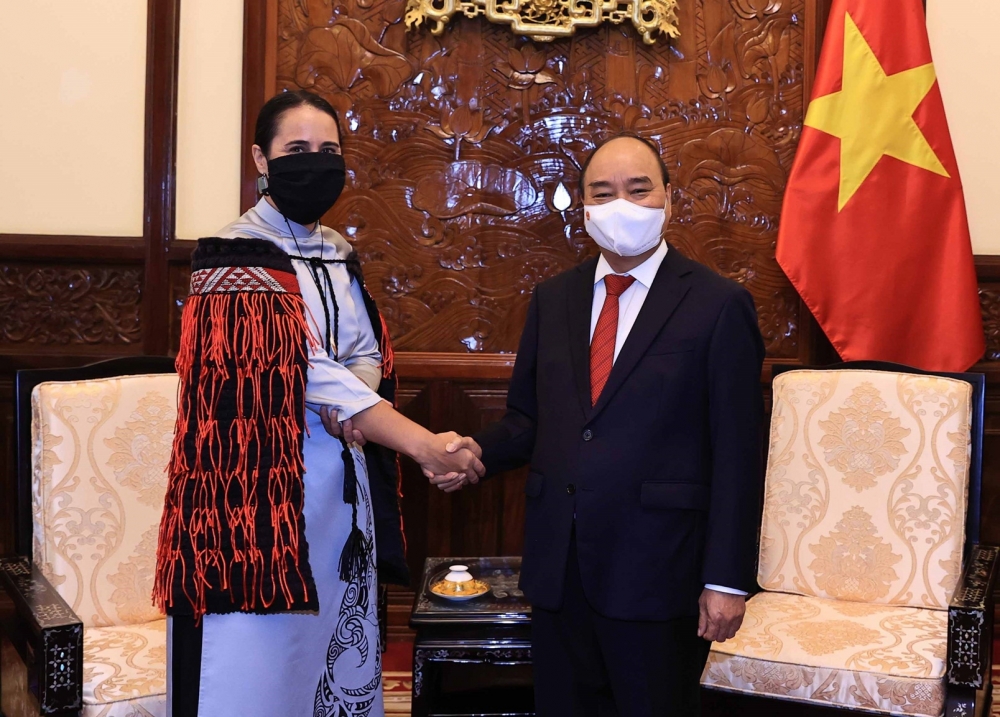 đi cùng với chiếc áo dài, Đại sứ Tredene Dobson còn khoác tấm áo choàng truyền thống Korowai của tộc trưởng hoàng gia Maori. (Nguồn: TTXVN)