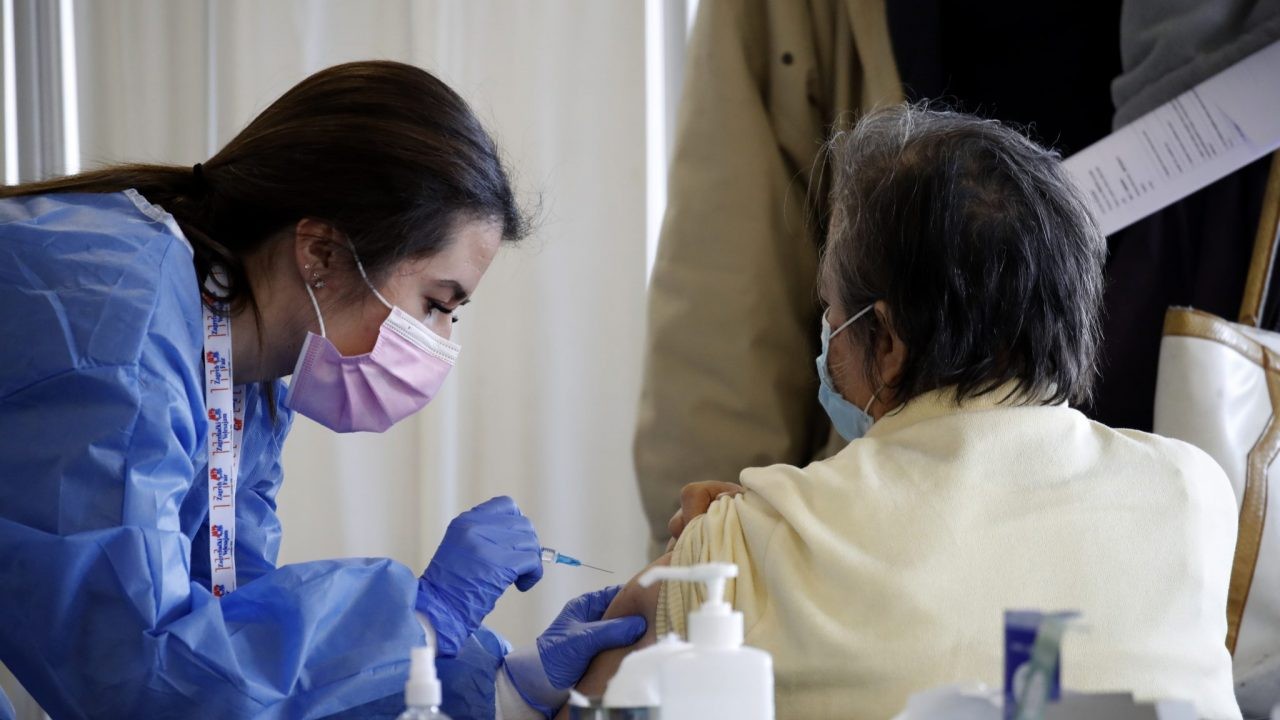 Nhân viên y tế tiêm vaccine Covid-19 ở Zagreb, Croatia. (Nguồn: EPA)