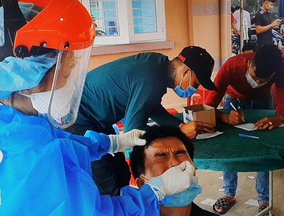 Lấy mẫu xét nghiệm Covid-19 và khai báo y tế cho người dân đi vào tỉnh Bà Rịa - Vũng Tàu. (Nguồn: tuoitre)