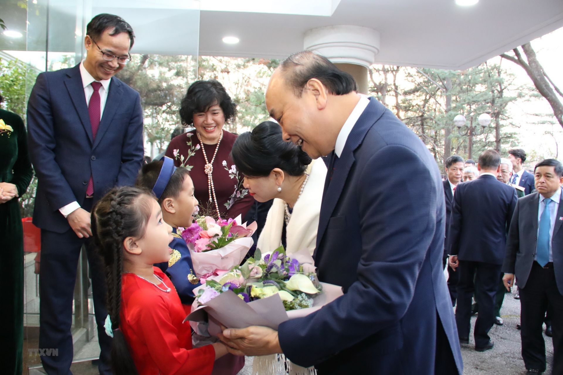 Đại sứ quán Việt Nam đón Thủ tướng Nguyễn Xuân Phúc và phu nhân thăm ngày 27/11/2019. (Nguồn: TTXVN)