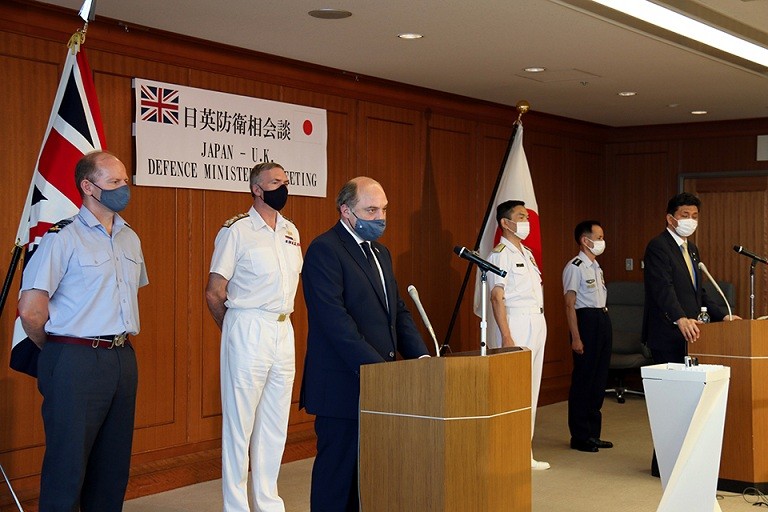 Bộ trưởng Quốc phòng Anh Ben Wallace tại cuộc họp báo chung với người đồng cấp Nhật Bản Nobuo Kishi ở thủ đô Tokyo. (Nguồn: Gov.uk)