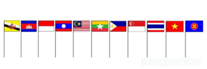 Cờ ASEAN:
Cờ ASEAN trở thành biểu tượng đơn vị liên minh vững mạnh. Với màu sắc đa dạng, biểu tượng này thể hiện sự đoàn kết, hợp tác và phát triển của các quốc gia thành viên. Cùng ngắm nhìn lá cờ mang thông điệp hòa bình và tiến bộ của ASEAN.