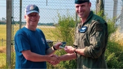 Ngắm 'chim sắt' F-15 và thấy điều 'sai sai', người đàn ông cứu phi công Mỹ một mạng
