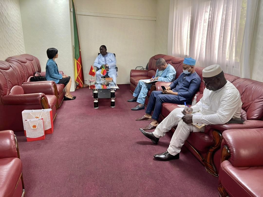 Đại sứ Đặng Thị Thu Hà trình bản sao Thư ủy nhiệm lên Bộ trưởng Ngoại giao Benin Đại sứ Đặng Thị Thu Hà trình bản sao Thư ủy nhiệm lên Bộ trưởng Ngoại giao Benin