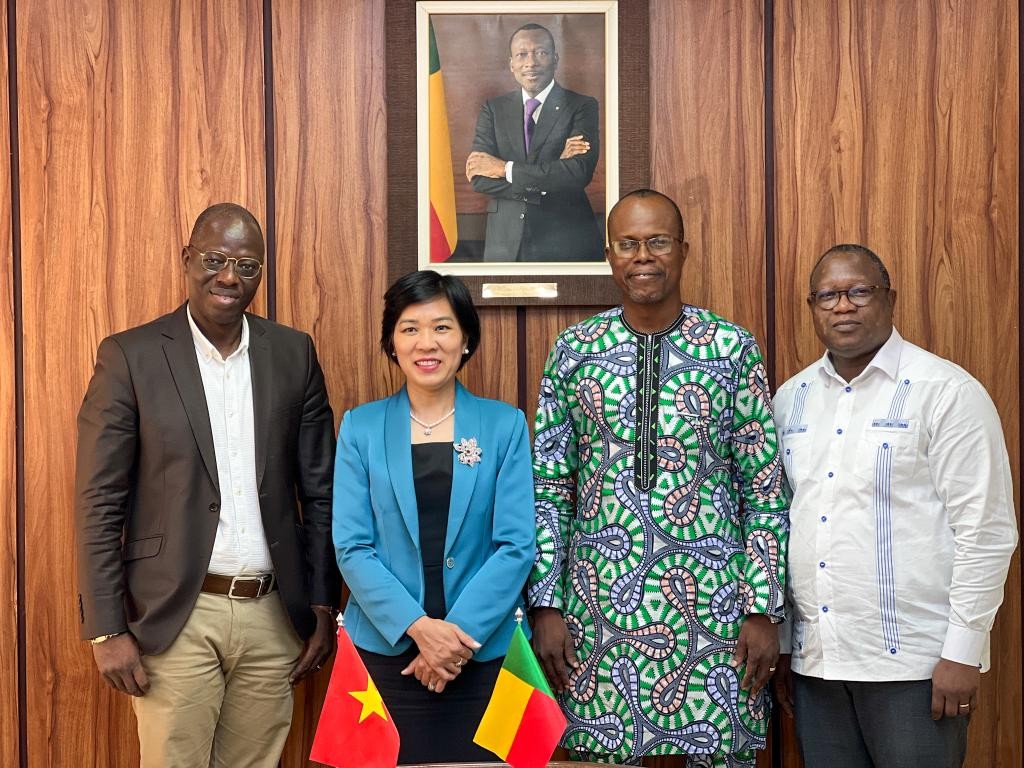 Đại sứ Đặng Thị Thu Hà trình bản sao Thư ủy nhiệm lên Bộ trưởng Ngoại giao Benin