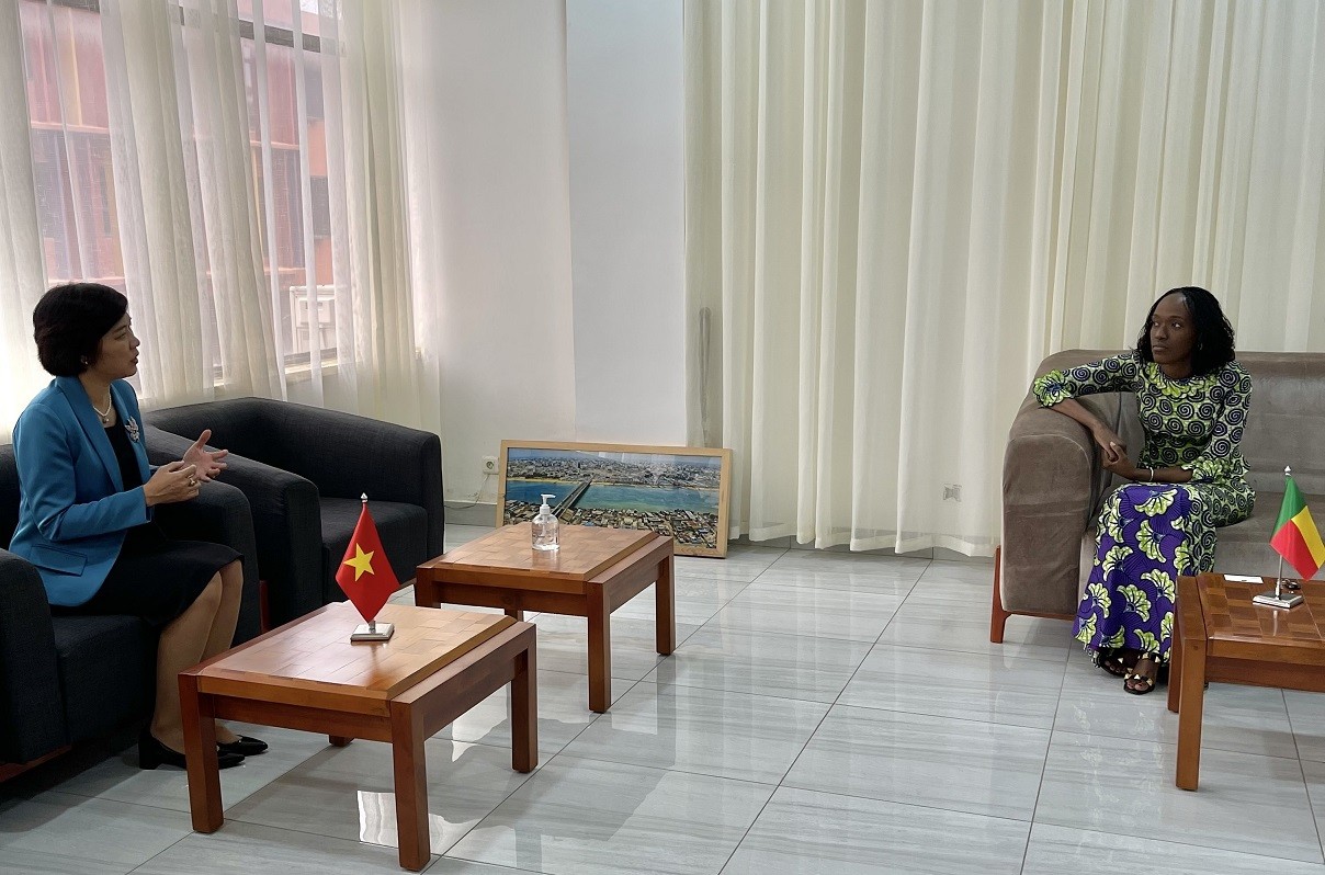 Đại sứ Đặng Thị Thu Hà trình bản sao Thư ủy nhiệm lên Bộ trưởng Ngoại giao Benin Đại sứ Đặng Thị Thu Hà trình bản sao Thư ủy nhiệm lên Bộ trưởng Ngoại giao Benin