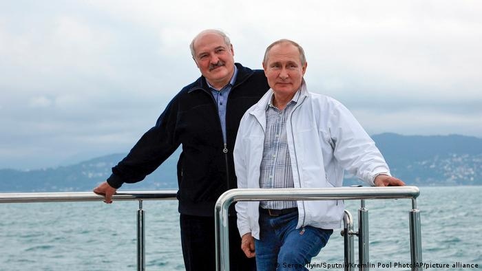 Tổng thống Nga Putin và người đồng cấp Belarus Lukashenko trên du thuyền tại khu nghỉ dưỡng Sochi, bên bờ Biển Đen. (Nguồn: Sputnik)