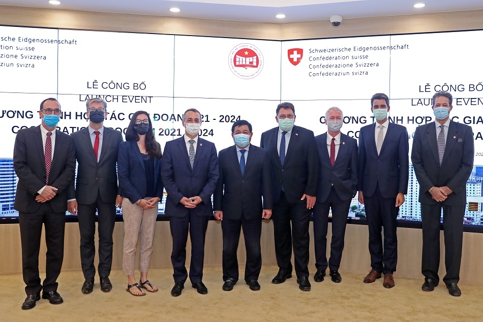 Đoàn ngoại giao cấp cao Thụy Sĩ do Phó Tổng thổng kiêm Bộ trưởng Bộ Ngoại giao Thụy Sĩ Ignazio Cassis chụp ảnh cùng bộ trưởng Bộ Kế hoạch Đầu tư Nguyễn Chí Dũng. (Nguồn: ĐSQ Thụy Sỹ)