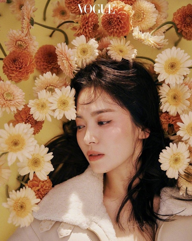 'Quốc bảo nhan sắc' xứ Hàn Song Hye Kyo khoe thần thái đỉnh cao trên bìa tạp chí