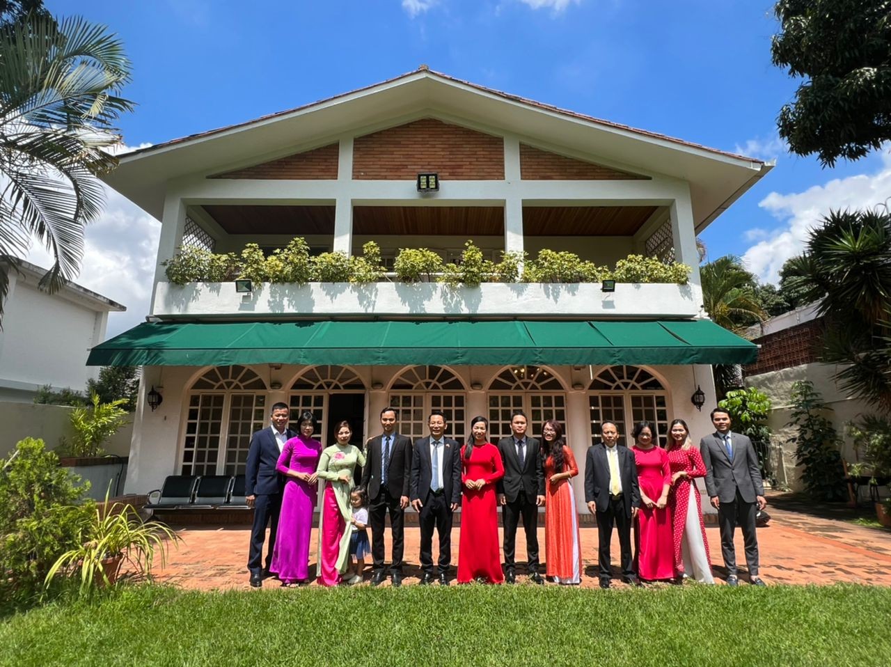 Toàn thể nhân viên Đại sứ quán Việt Nam tại Venezuela chụp ảnh lưu niệm.