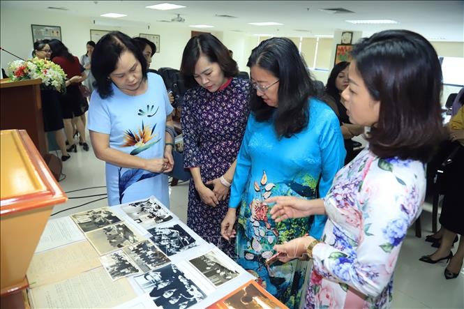 Đại sứ Hà Thị Ngọc Hà - con gái Đại sứ Hà Văn Lâu chia sẻ về ý nghĩa những bức ảnh của cha mình. (Nguồn: TTXVN)