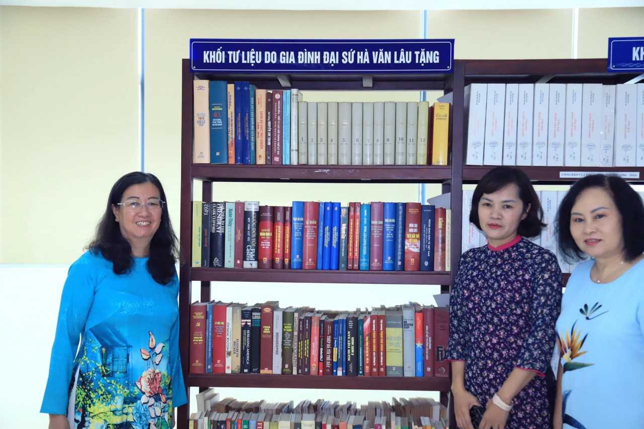 Khối tài liệu của Đại tá, Đại sứ Hà Văn Lâu được bà Hà Thị Ngọc Hà, con gái ông, trao tặng Trung tâm Lưu trữ quốc gia III. (Ảnh: Trung tâm Lưu trữ quốc gia III)