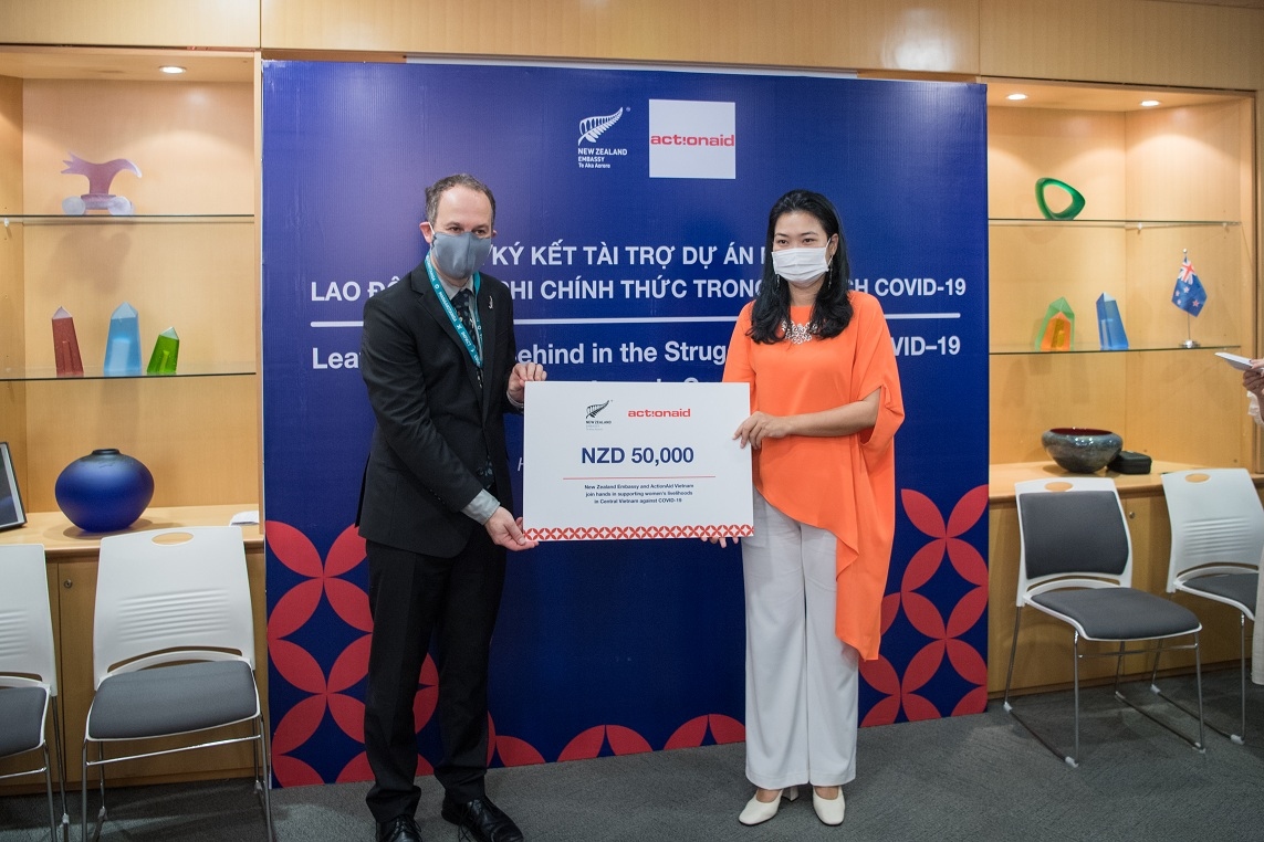 Ông Joseph Mayhew trao gói cứu trợ cho đại diện Huế và Đà Nẵng nhằm phục hồi sau Covid-19.