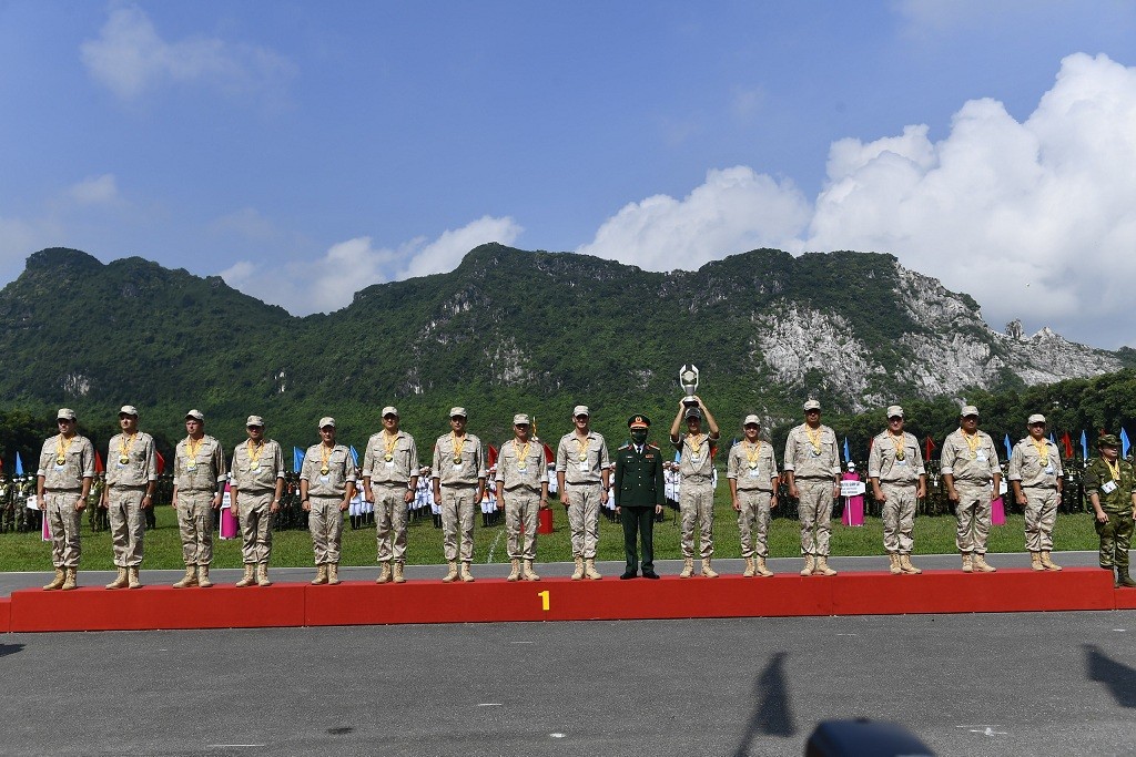 Đội tuyển Liên bang Nga giành Cúp và Huy chương Vàng môn thi Vùng tai nạn.