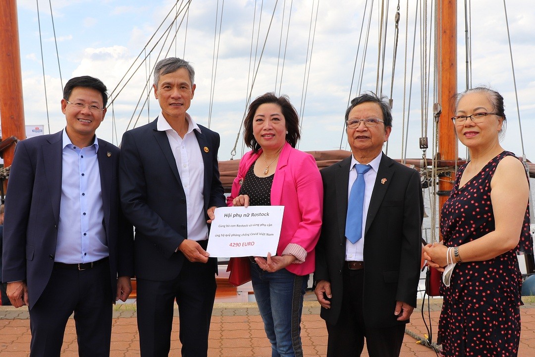 Đại sứ quán Việt Nam tại Đức: Kiên trì đeo bám, bền bỉ tiếp xúc trong ngoại giao vaccine Đại sứ quán Việt Nam tại Đức: Kiên trì đeo bám, bền bỉ tiếp xúc trong ngoại giao vaccine