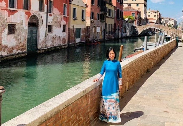 Hoa hậu Ngọc Hân ‘xây’ cầu nối văn hóa trên tà áo dài