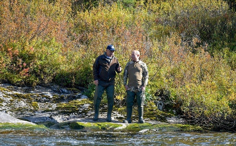 Điện Kremlin đã công bố các bức ảnh của chuyến đi cho thấy Bộ trưởng Quốc phòng Sergey Shoigu đồng hảnh cùng Tổng thống Putin trong kỳ nghỉ này.