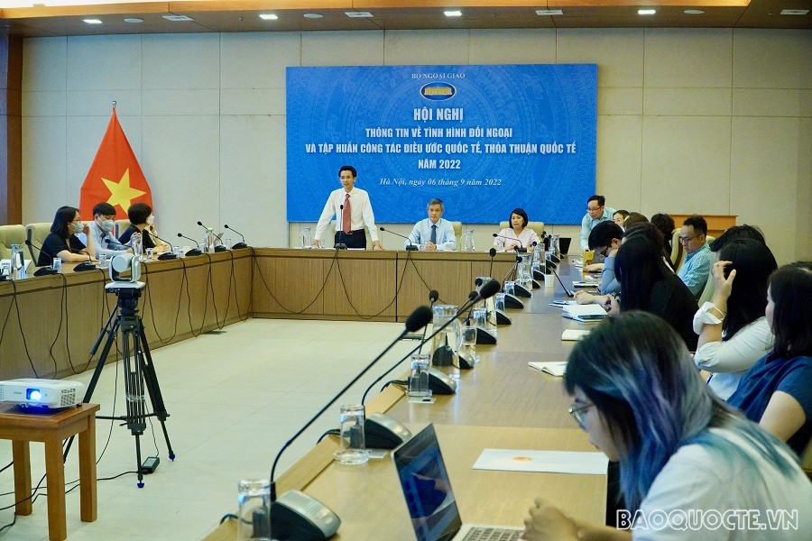 Thông tin về tình hình đối ngoại và tập huấn công tác điều ước quốc tế, thoả thuận quốc tế năm 2022. (Ảnh: Việt Nguyễn)