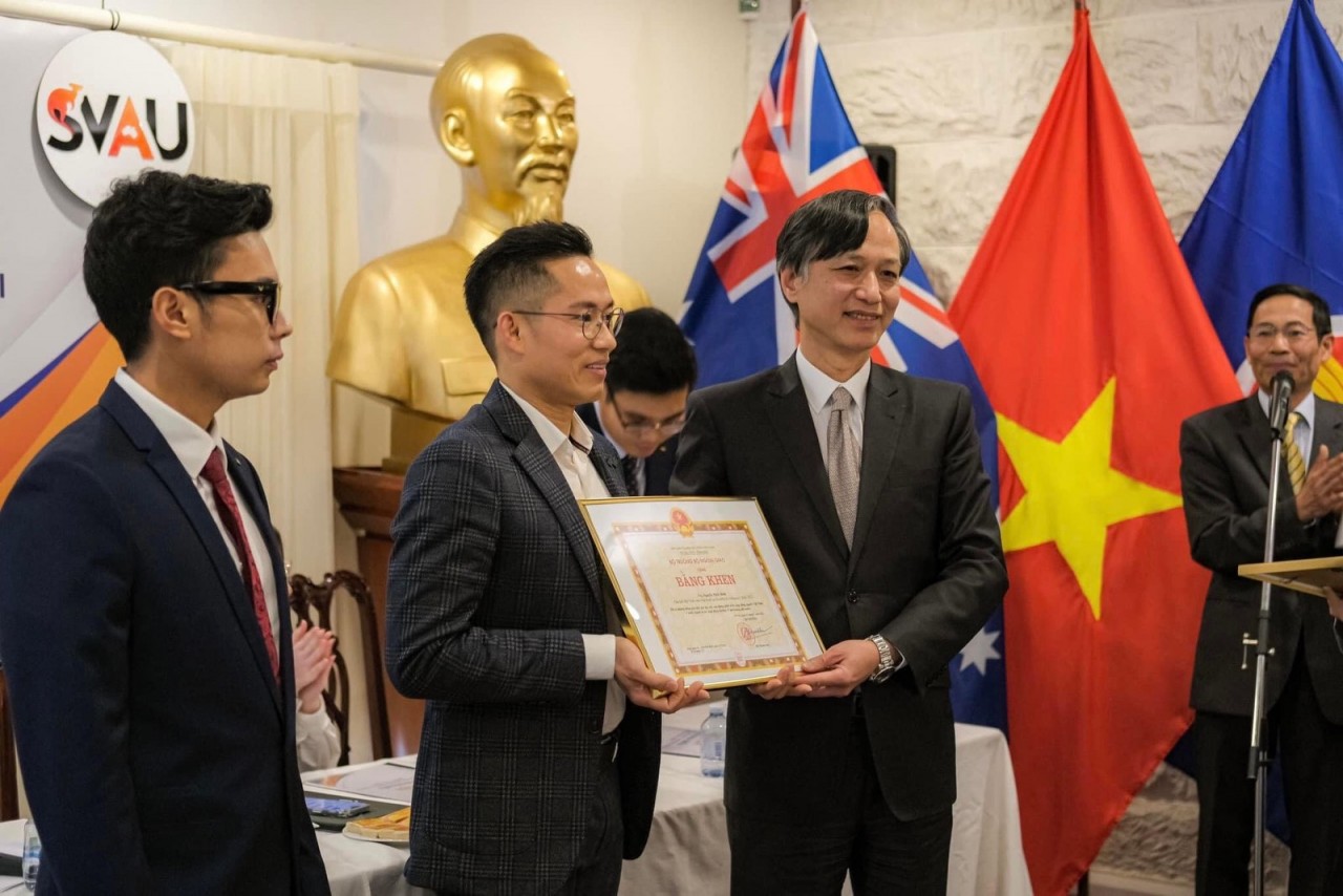 Australia tiếp tục là nơi thu hút ngày càng đông sinh viên Việt Nam, các trường đại học hai nước có hàng trăm chương trình liên kết, nghiên cứu chung. Ảnh minh hoạ: Đại sứ Nguyễn Tất Thành trao bằng khen của Bộ trưởng Ngoại giao Bùi Thanh Sơn cho Hội sinh