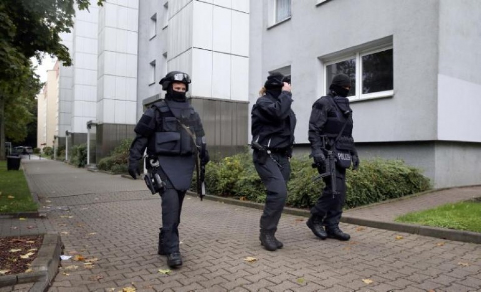 canh sat duc truy lung mot nghi can danh bom khung bo