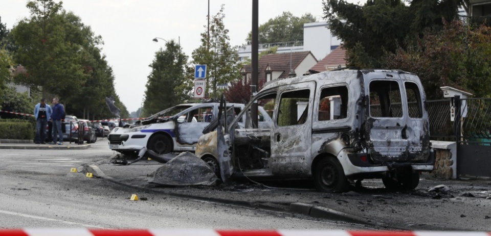 phap 4 canh sat bi tan cong bang bom xang