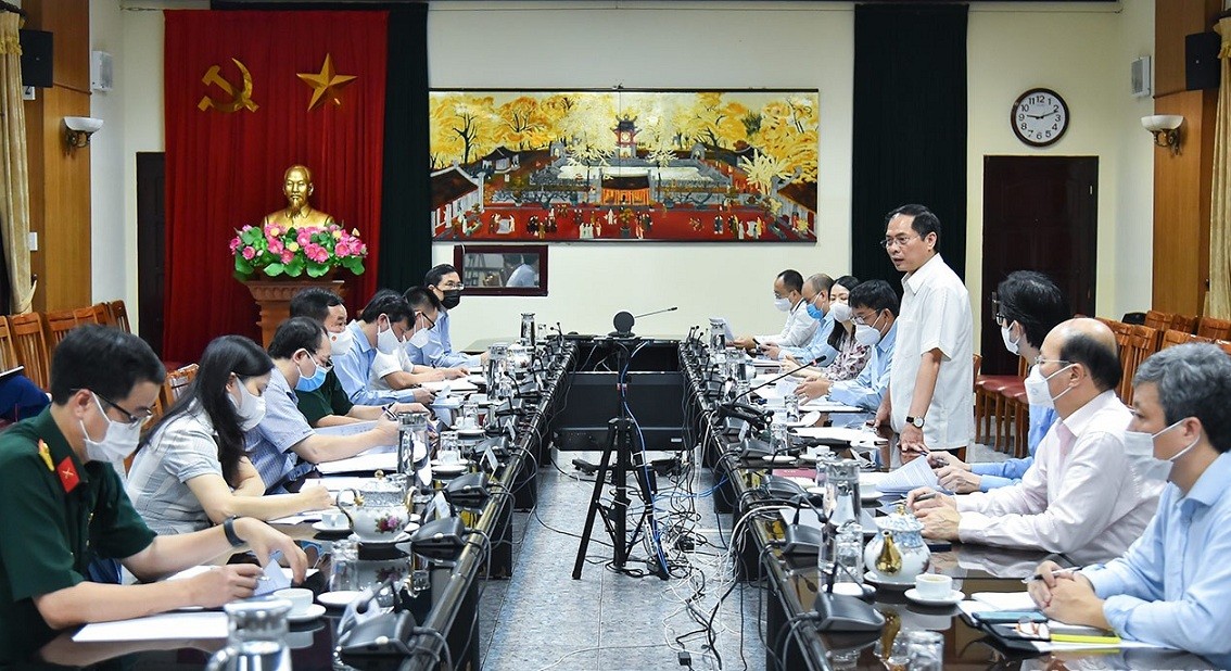 Bộ trưởng Ngoại giao Bùi Thanh Sơn, Tổ trưởng Tổ công tác của Chính phủ về ngoại giao vaccine, chủ trì cuộc họp lần thứ hai của Tổ công tác. (Ảnh: Tuấn Anh)