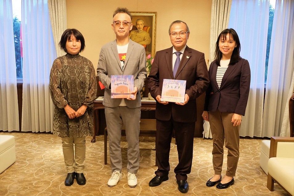 Đại sứ Vũ Hồng Nam đã tiếp ông Aihara Hiroyuki, tác giả truyện tranh Tomodachi, truyện tranh sản xuất hợp tác hai nước Việt-Nhật. 