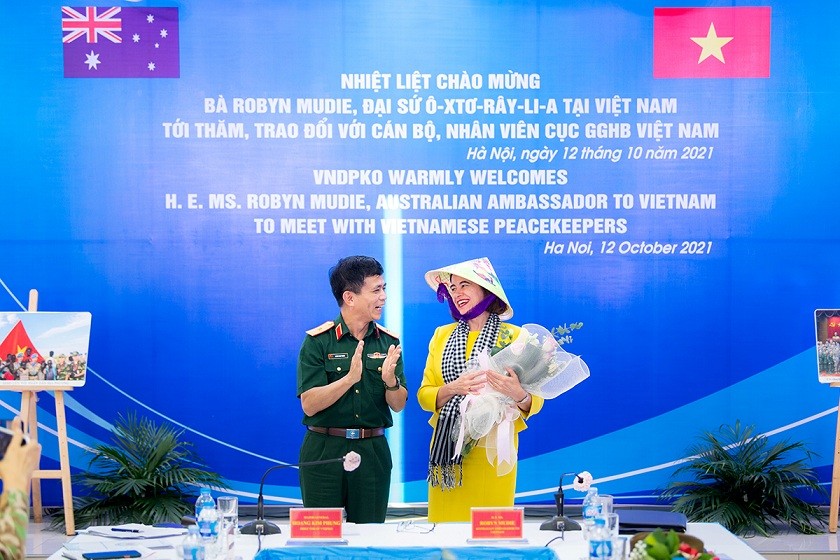Thiếu tướng Hoàng Kim Phụng, Cục trưởng Cục Gìn giữ Hòa bình Việt Nam tặng Nón lá kỷ niệm cho bà Robyn Mudie, Đại sứ Australia tại Việt Nam.