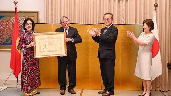日本はハ・フン・クオン元法務大臣に旭日章を授与した