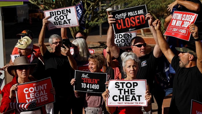 Những người ủng hộ Tổng thống Mỹ Donald Trump cầm các tấm biển trong một cuộc biểu tình về kết quả sớm của cuộc bầu cử tổng thống năm 2020, trước Tòa thị chính Phoenix, ở Phoenix, Arizona, ngày 5/11. (Reuters) Báo Pháp giải đáp 7 câu hỏi về bầu cử Mỹ 2020