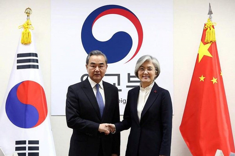 Ngoại trưởng Hàn Quốc Kang Kyung-wha bắt tay Ngoại trưởng Trung Quốc Vương Nghị trong cuộc gặp tại Seoul ngày 04/12/2019. (Nguồn: Reuters)