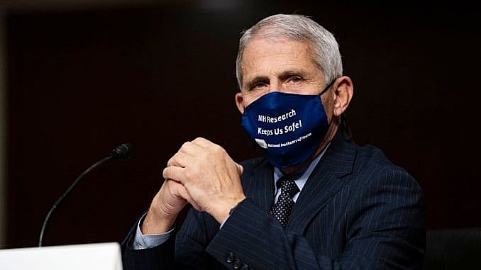 Tiến sĩ Anthony Fauci, chuyên gia Mỹ hàng đầu về bệnh truyền nhiễm, đã kêu gọi công chúng tăng cường gấp đôi các biện pháp y tế công cộng dù có vaccine Covid-19. (Nguồn: Getty Images)