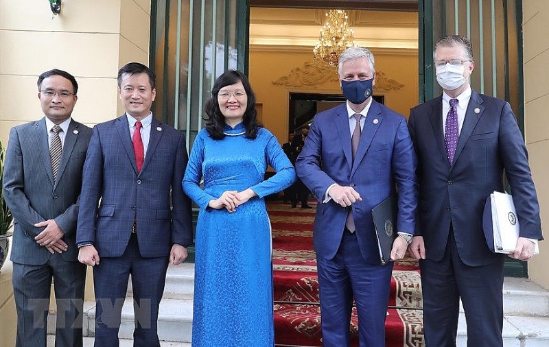 Từ trái sang: Viện trưởng Viện Nghiên cứu Chiến lược Lê Đình Tĩnh, Viện trưởng Viện Biển Đông Nguyễn Hùng Sơn, Quyền Giám đốc Học viện Ngoại giao Phạm Lan Dung, Cố vấn An ninh Quốc gia Mỹ Robert O'Brien, Đại sứ Mỹ tại Việt Nam Daniel Kritenbrink. (Nguồn: TTXVN)