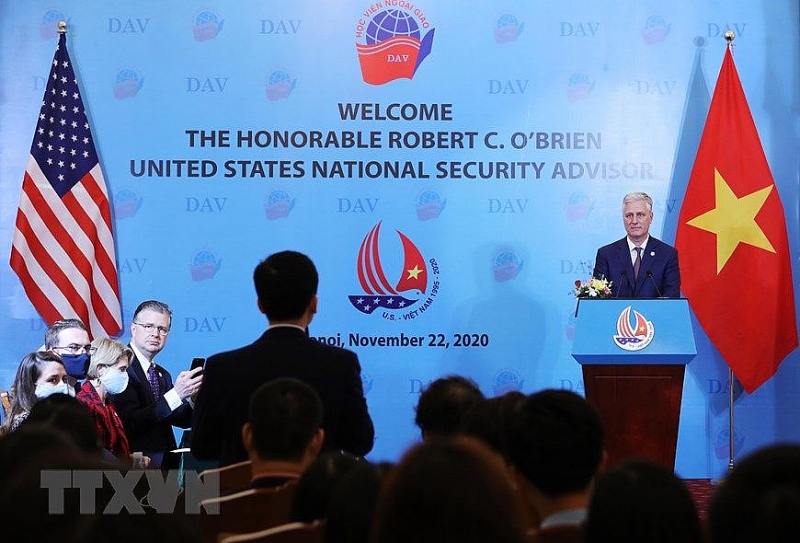 Cố vấn An ninh Quốc gia Mỹ Robert O'Brien lắng nghe những câu hỏi của sinh viên Học viện Ngoại giao. (Nguồn: TTXVN)