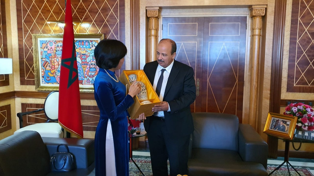 Đại sứ Đặng Thị Thu Hà chúc mừng Chủ tịch Thượng viện Naam Miyara trên cương vị mới.