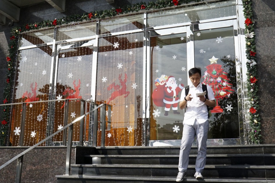 sac mau noel tran ngap duong pho ha noi