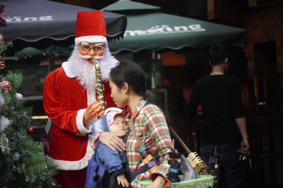 sac mau noel tran ngap duong pho ha noi