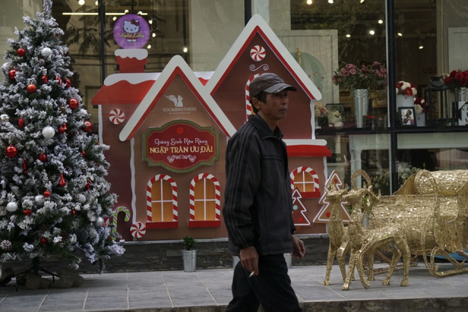 sac mau noel tran ngap duong pho ha noi