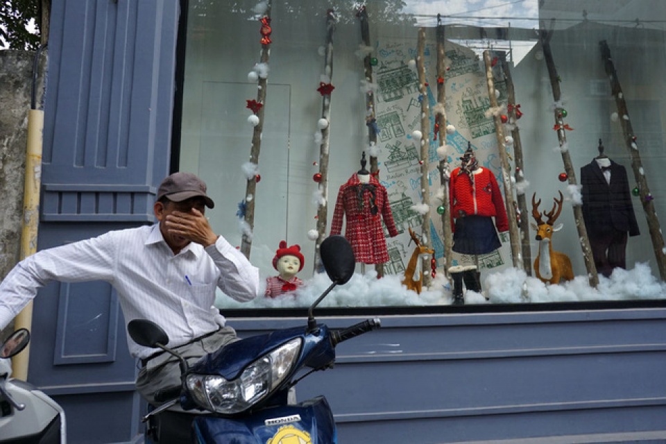 sac mau noel tran ngap duong pho ha noi