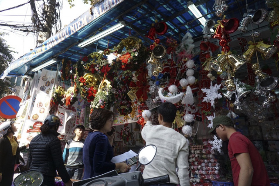 sac mau noel tran ngap duong pho ha noi