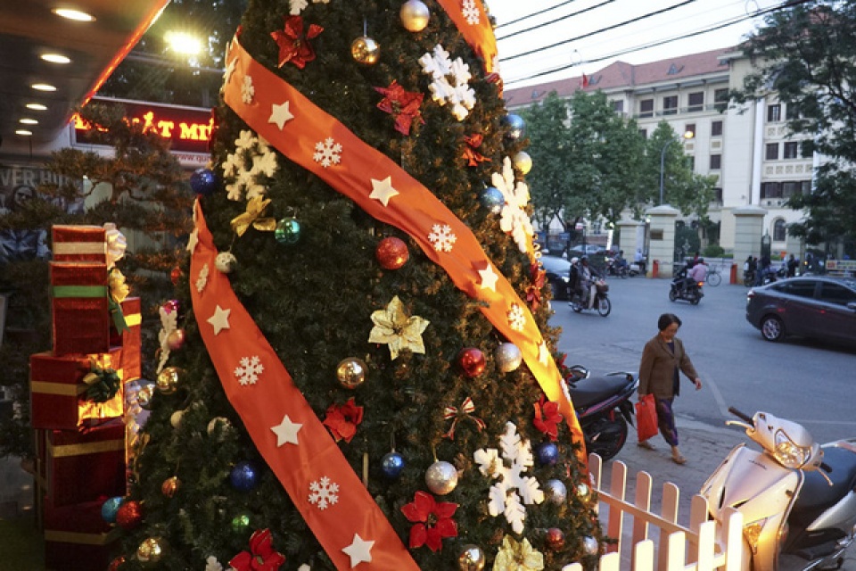 sac mau noel tran ngap duong pho ha noi