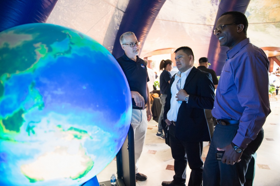 ngay tren trai dat dang dai them voi toc do cham hon tinh toan