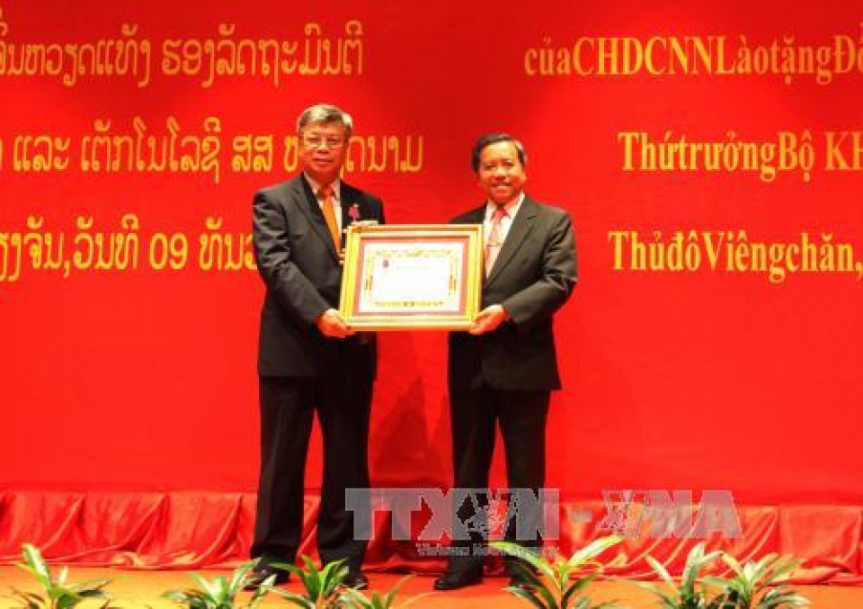 lao trao huan chuong itsala cho thu truong bo khcn viet nam