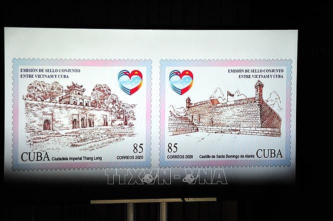 Hai mẫu tem giới thiệu hai Di sản văn hóa thế giới được Tổ chức Giáo dục, Khoa học và Văn hóa Liên hợp quốc (UNESCO) công nhận là Lâu đài Santo Domingo de Atarés tại thủ đô La Habana và Hoàng thành Thăng Long. (Nguồn: TTXVN)